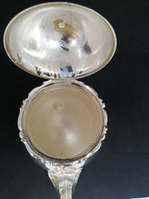 Charger l'image dans la galerie, Théière et sucrier en métal argenté