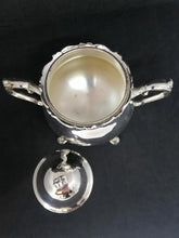 Charger l'image dans la galerie, Théière et sucrier en métal argenté