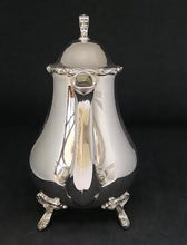 Charger l'image dans la galerie, Théière et sucrier en métal argenté