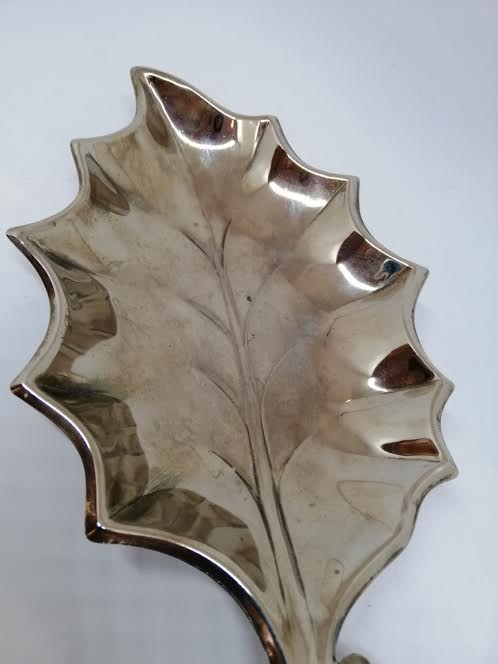 Feuille décorative en métal argenté.