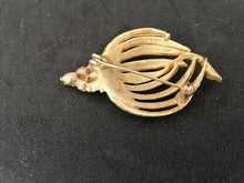 Charger l&#39;image dans la galerie, Broche en métal doré avec perles en verre bleu
