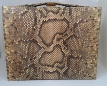 Charger l&#39;image dans la galerie, Charmante petite valise vintage en python
