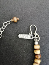 Charger l&#39;image dans la galerie, Collier en verre violet et perles en bois
