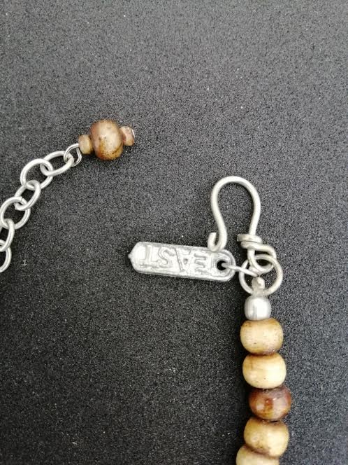 Collier en verre violet et perles en bois