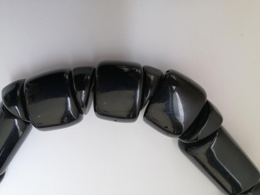 Très joli collier en pierre noire