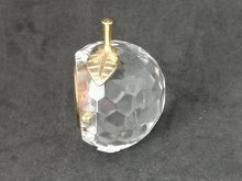 Charger l&#39;image dans la galerie, Horloge quartz en forme de pomme en métal doré et verre
