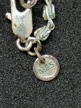 Charger l&#39;image dans la galerie, Très beau collier en métal argenté, perles de nacre et verre avec pendentif
