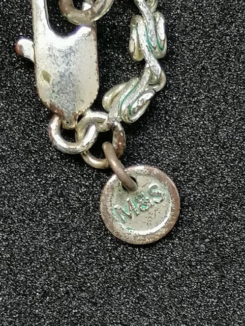 Très beau collier en métal argenté, perles de nacre et verre avec pendentif