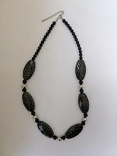 Charger l&#39;image dans la galerie, Collier noir avec des décorations dorées, perles de verre noires et argentées
