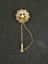 Charger l&#39;image dans la galerie, Broche en métal doré avec perles et brillants en forme de fleur
