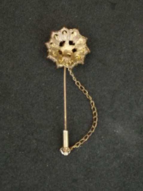 Broche en métal doré avec perles et brillants en forme de fleur