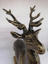 Charger l&#39;image dans la galerie, Sculpture en bronze avec socle en bois, cerf debout. XXe siècle
