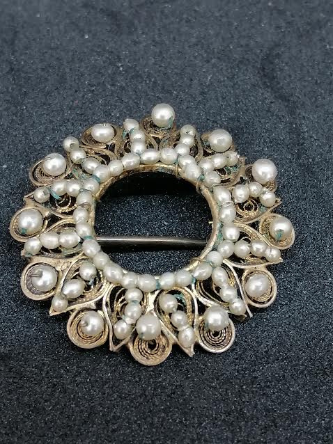 Broche en métal doré avec des perles