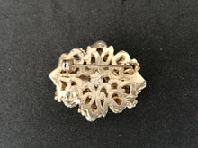 Charger l&#39;image dans la galerie, Broche en métal doré avec des perles en verre imitation rubis et petites perles en nacre
