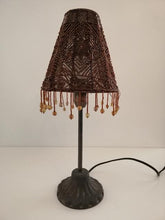 Charger l&#39;image dans la galerie, Lampe Art Déco en fer et petites perles bordeaux
