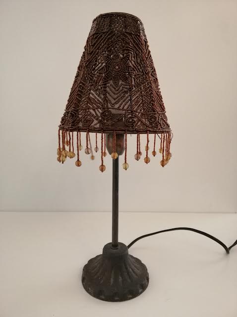 Lampe Art Déco en fer et petites perles bordeaux