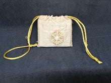 Charger l&#39;image dans la galerie, Petit cahier avec son sac, en métal argenté décoré
