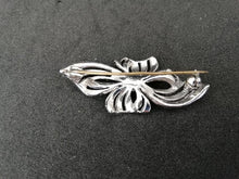 Charger l&#39;image dans la galerie, Broche en métal argenté avec des petits brillants
