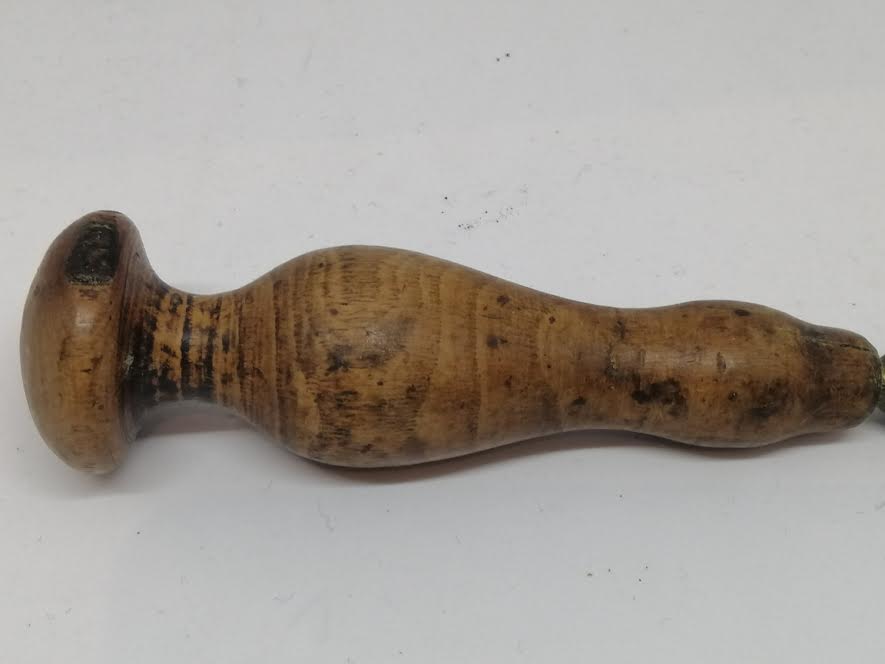 Coupe raviolis en bois et laiton