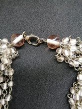 Charger l&#39;image dans la galerie, Collier à 9 brins tressés en métal argenté et perles de verre rose transparent

