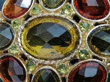 Charger l&#39;image dans la galerie, Broche en métal doré et verre coloré
