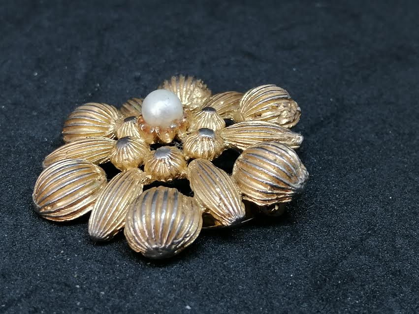 Broche clip en métal doré et nacre