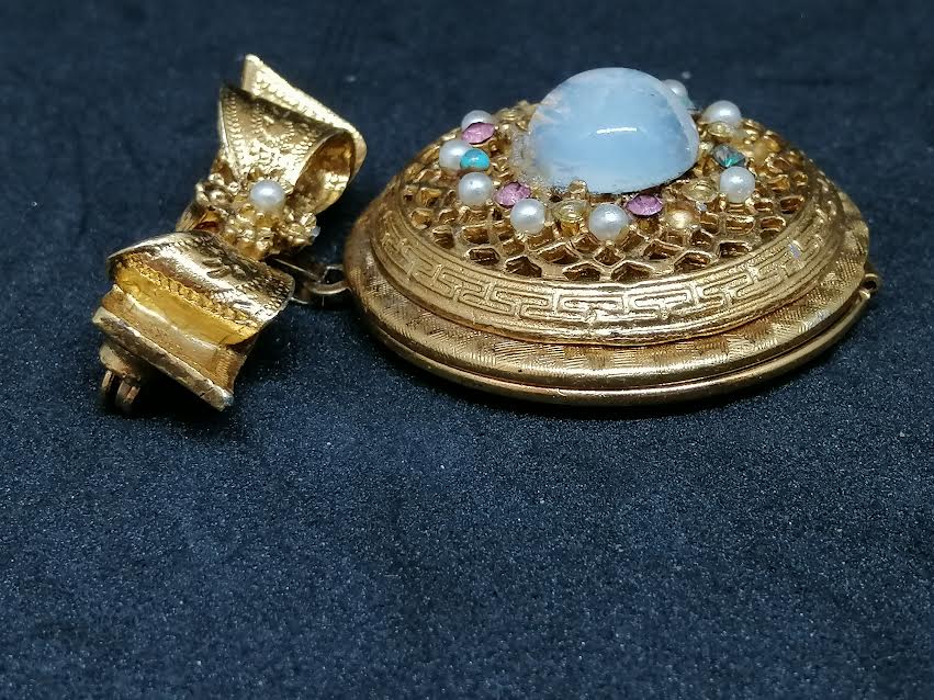Broche porte photo en métal doré avec des perles