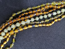 Charger l&#39;image dans la galerie, Très beau collier à 7 brins tressés avec perles de verre et nacre

