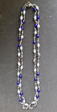 Charger l&#39;image dans la galerie, Collier long qui devient double en métal argenté, perles de nacre et de verre
