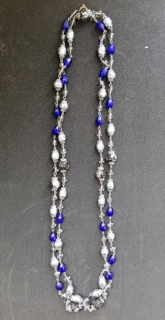 Collier long qui devient double en métal argenté, perles de nacre et de verre