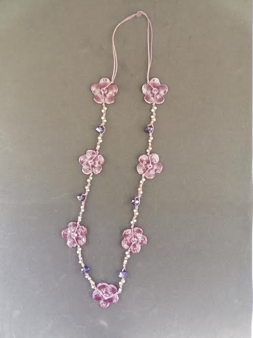 Collier en pierre violette en forme de fleur