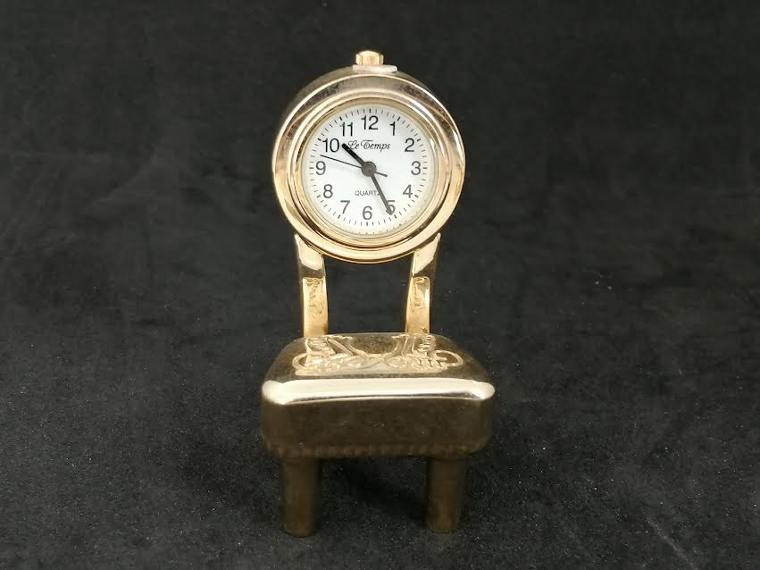 Horloge quartz en forme de chaise, en métal doré