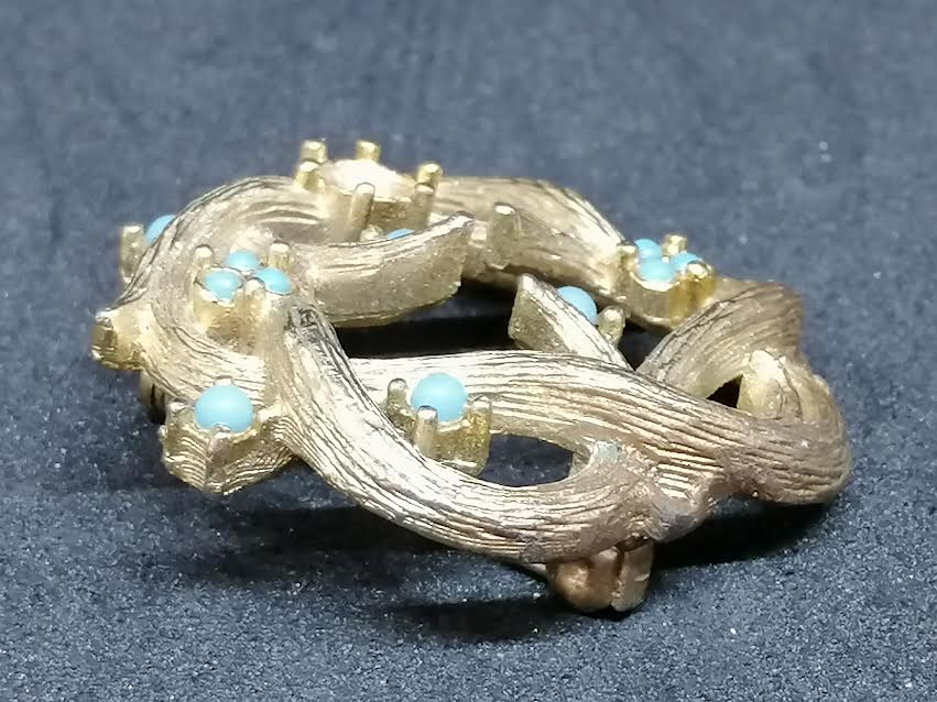 Broche en métal doré avec des perles turquoise