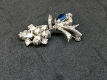Charger l&#39;image dans la galerie, Broche en métal argenté avec brillants transparents et un bleu
