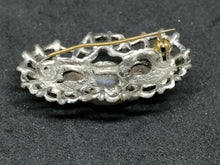 Charger l&#39;image dans la galerie, Broche en métal argenté avec des perles en verre coloré

