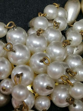 Charger l&#39;image dans la galerie, Broche en métal doré avec perles
