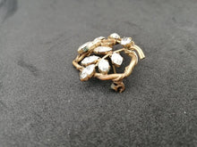 Charger l&#39;image dans la galerie, Broche en métal doré en forme de coeur avec brillants en forme de feuille
