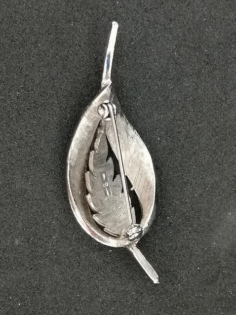 Broche en métal argenté en forme de feuille