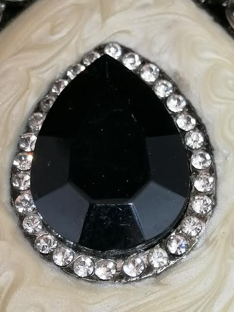 Pendentif en métal argenté, nacre et brillant
