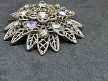 Charger l&#39;image dans la galerie, Broche fleur en métal argenté avec des brillants

