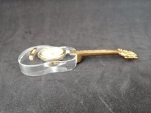 Charger l&#39;image dans la galerie, Horloge quartz en forme de guitare en métal doré et verre
