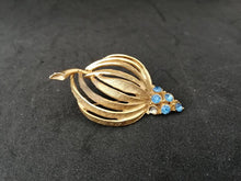 Charger l&#39;image dans la galerie, Broche en métal doré avec perles en verre bleu
