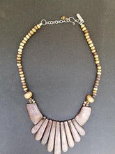 Charger l&#39;image dans la galerie, Collier en verre violet et perles en bois
