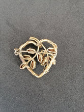 Charger l&#39;image dans la galerie, Broche en métal doré en forme de coeur avec brillants en forme de feuille
