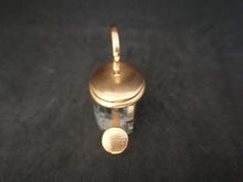 Charger l&#39;image dans la galerie, Horloge quartz miniature de collection en métal doré et verre en forme arrosoir
