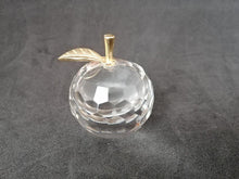 Charger l&#39;image dans la galerie, Horloge quartz en forme de pomme en métal doré et verre
