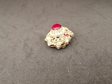 Charger l&#39;image dans la galerie, Broche en métal doré avec des perles en verre imitation rubis et petites perles en nacre
