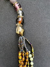 Charger l&#39;image dans la galerie, Très beau collier à 7 brins tressés avec perles de verre et nacre
