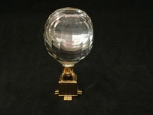 Charger l&#39;image dans la galerie, Horloge quartz en forme de montgolfière en métal doré et verre
