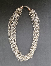 Charger l&#39;image dans la galerie, Collier à 9 brins tressés en métal argenté et perles de verre rose transparent
